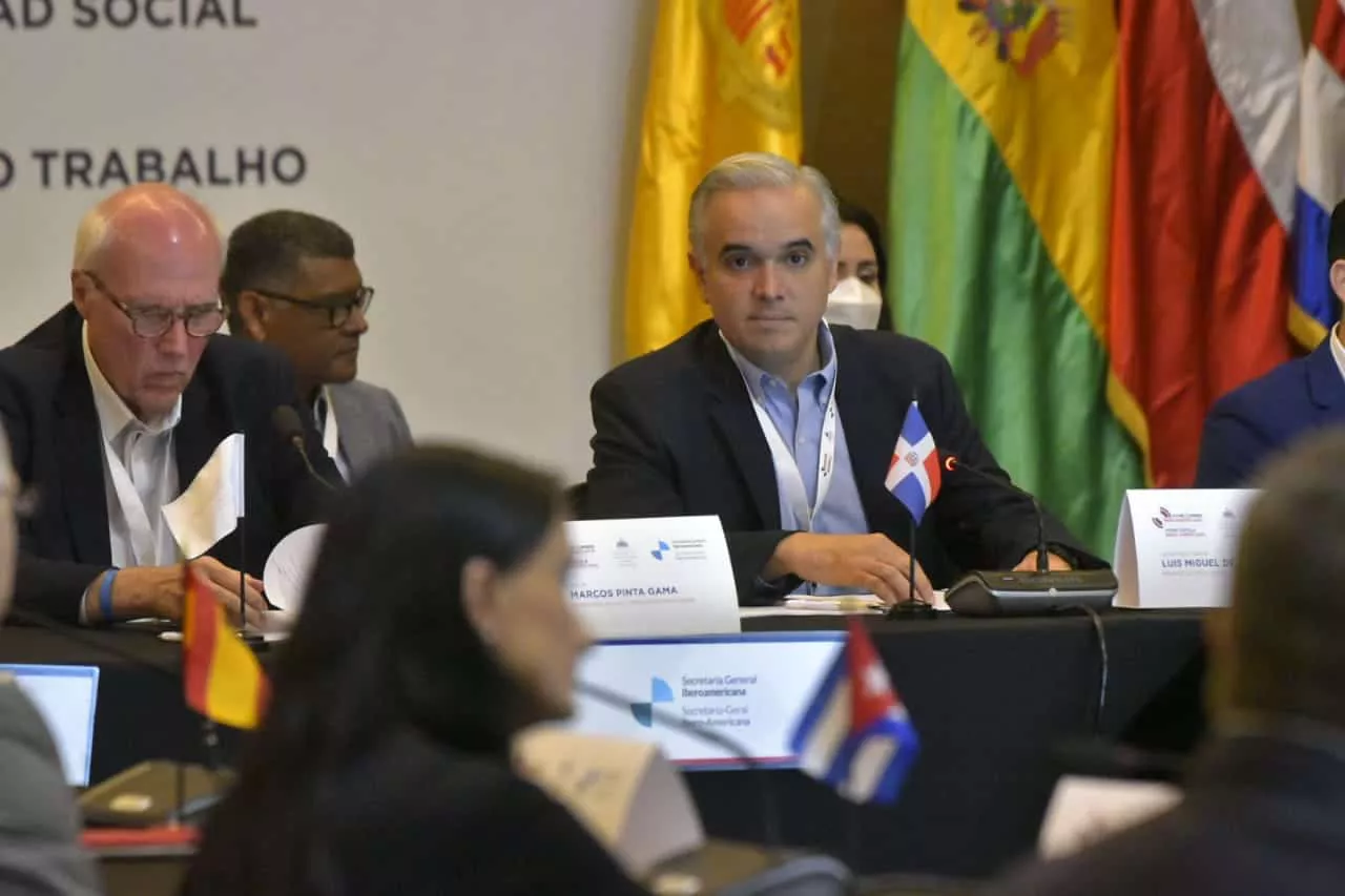 un-grupo-de-personas-sentadas-en-una-oficina-d9ef4565
