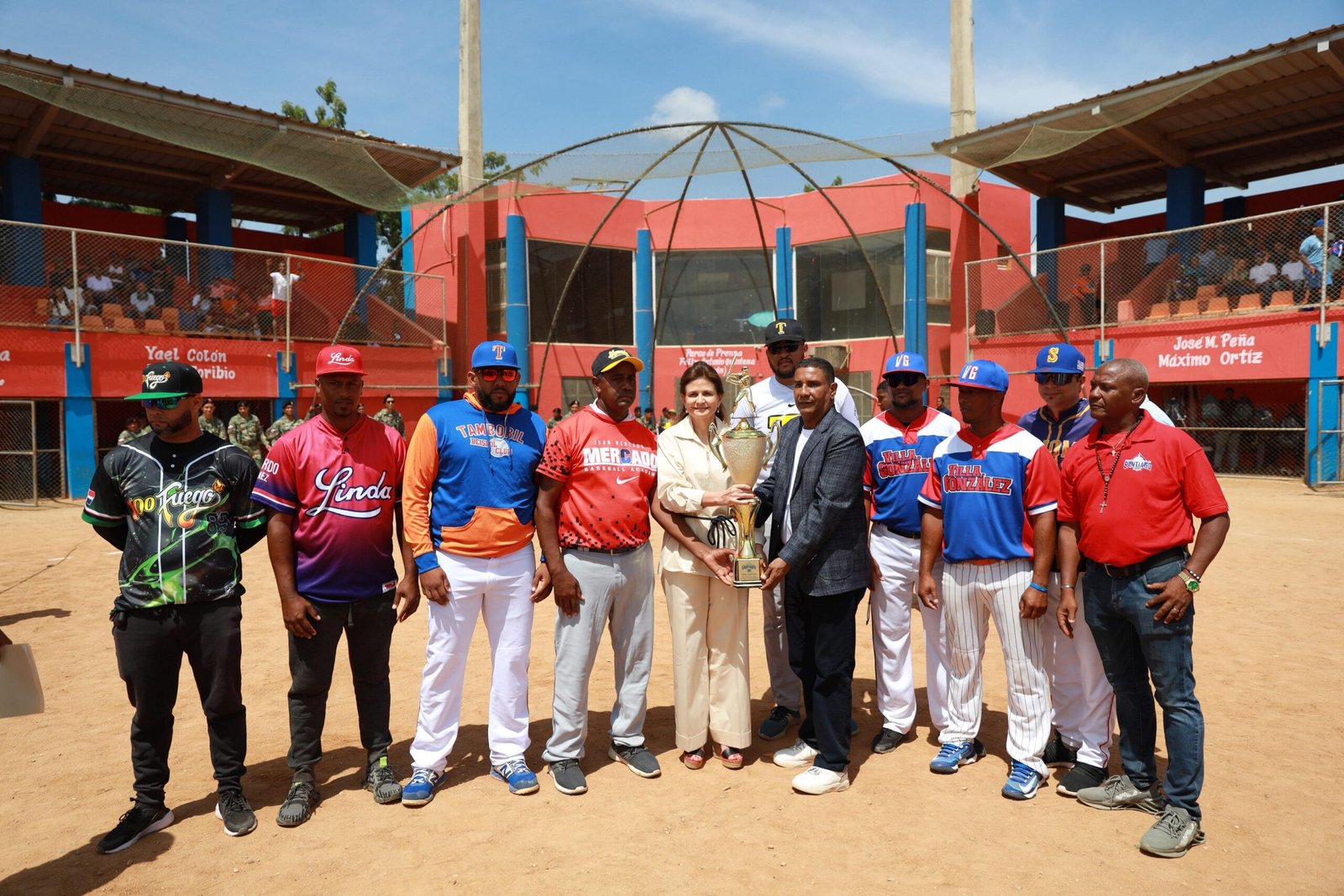 Vicepresidenta Raquel Peña reitera respaldo al deporte, al encabezar apertura del Torneo de Béisbol Amateur, en Santiago