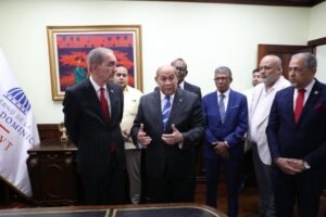 García Fermín entrega el MESCyT a Rafael Santos Badía