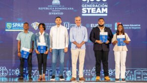 Presidente Abinader entrega 8,000 becas del programa Generación STEAM para fortalecer la formación de jóvenes dominicanos