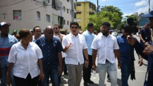 Director general de la Caasd llega a Guachupita con maquinarias y un amplio personal para solucionar problemas que demanda ese sector