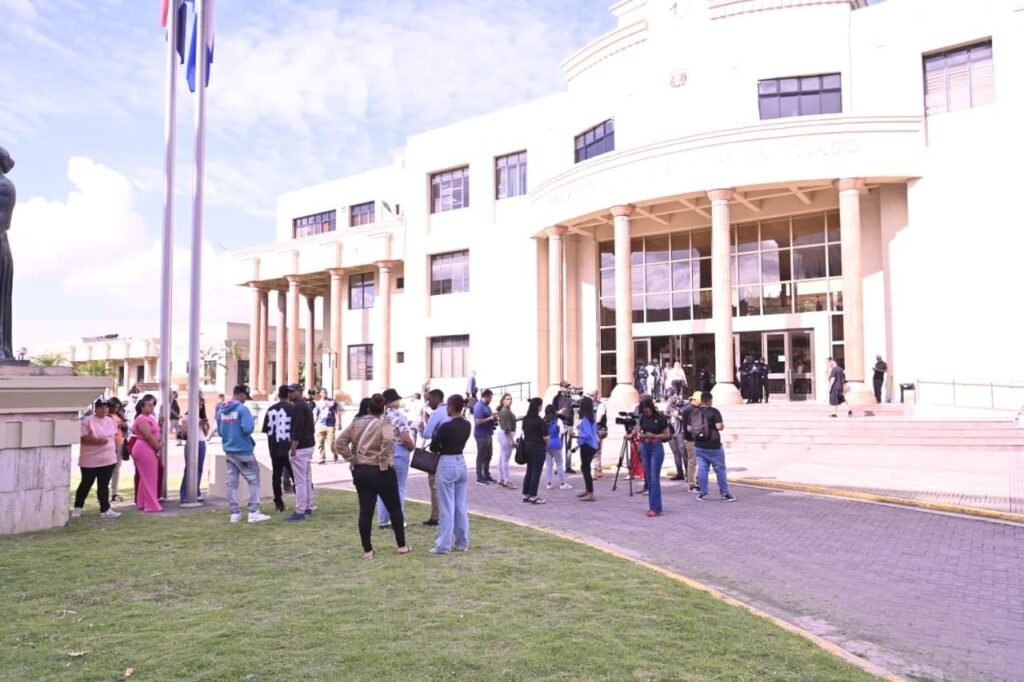 Bajo fuerte seguridad conocerán coerción contra siete acusados por muerte de chofer en Santiago