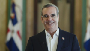Presidente Luis Abinader arribó a Miami para recibir el premio “Campeón de la Libertad”