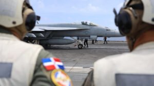 Autoridades dominicanas visitan el portaviones USS Nimitz
