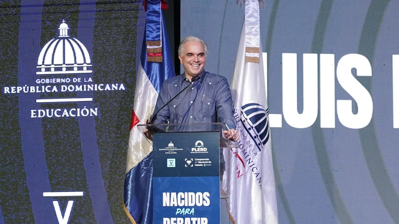 Ministro Luis Miguel De Camps destaca el debate escolar como herramienta para formar ciudadanos críticos y fortalecer la democracia