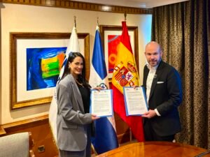 Index y WLO suscriben acuerdo para ampliar oportunidades de formación de dominicanos en el exterior