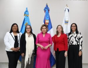 ProCompetencia firma carta compromiso para obtener el Sello Igualando RD para el Sector Público