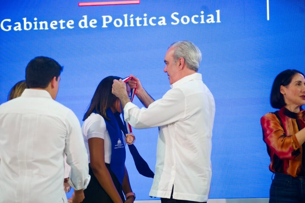 Presidente Abinader expresa orgullo por los jóvenes graduados de Oportunidad 14/24 que dejan atrás “el camino de la oscuridad” y escogen “el camino de la luz”
