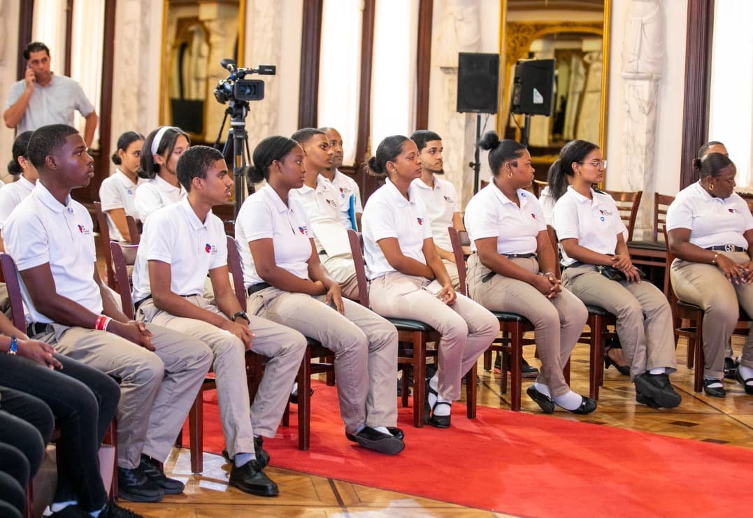Presidente Abinader se reúne con 53 estudiantes sordos que completaron su formación en inteligencia artificial