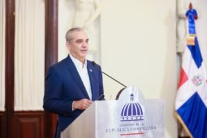 Presidente Abinader aboga por la libre competencia en telecomunicaciones para reducir tarifas y mejorar el servicio