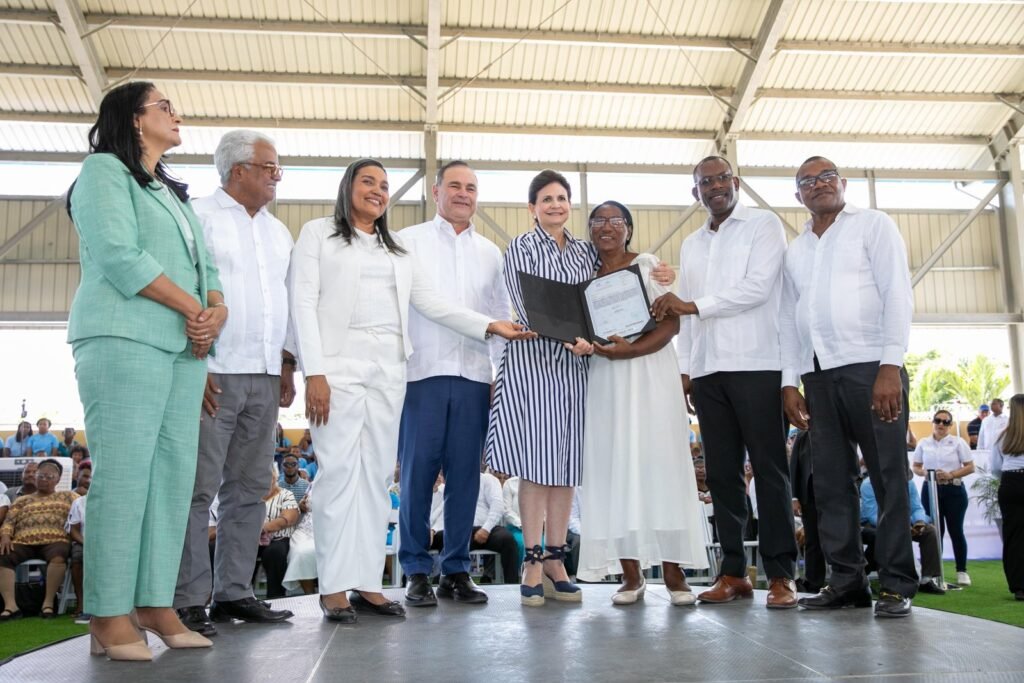 Vicepresidenta Raquel Peña entrega 450 títulos de propiedad a igual número de familias de Guayacanal, en Azua