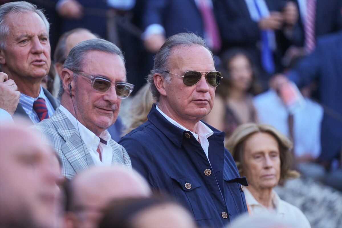 El periodista, Carlos Herrera y el cantante, Bertín Osborne asisten a la corrida de hoy en la Real Maestranza de Caballería, a 13 de abril de 2024, en Sevilla, Andalucía (España). Foto: Francisco J. Olmo / Europa Press