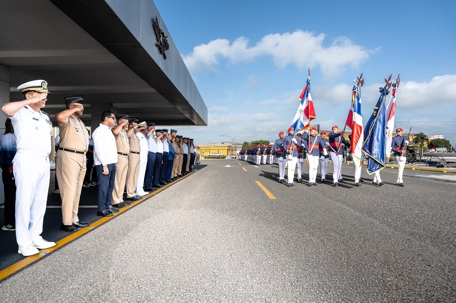 MIDE honra con izada especial de bandera y condecoraciones a atletas militares y policiales medallistas de Santo Domingo 2026