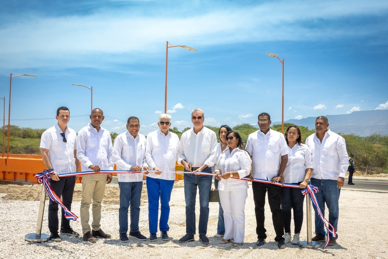 Presidente Luis Abinader inaugura puente sobre río Penitente, en Boca de Cachón, uniendo comunidades históricamente aisladas
