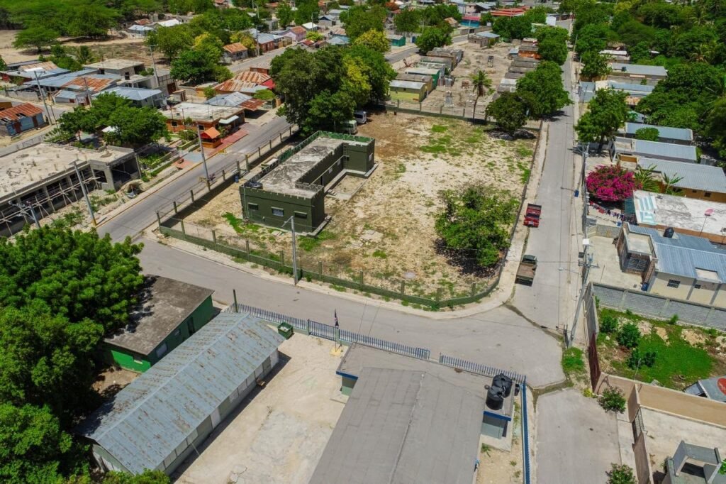Presidente Luis Abinader inaugura obras viales, de educación y capacitación técnica en Independencia y Barahona