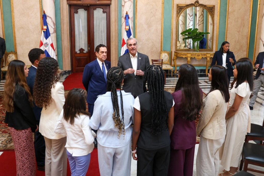 Presidente Abinader recibe a estudiantes dominicanos residentes en España galardonados con el Premio al Mérito Escolar 2026