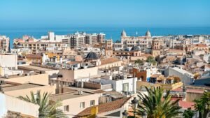 Andalucía, Cataluña y País Vasco se plantan contra el IVA del 21% a los apartamentos turísticos