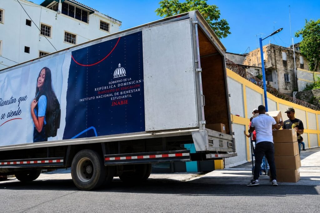 INABIE avanza en la distribución de utilería de cara al inicio del año escolar 2026-2027