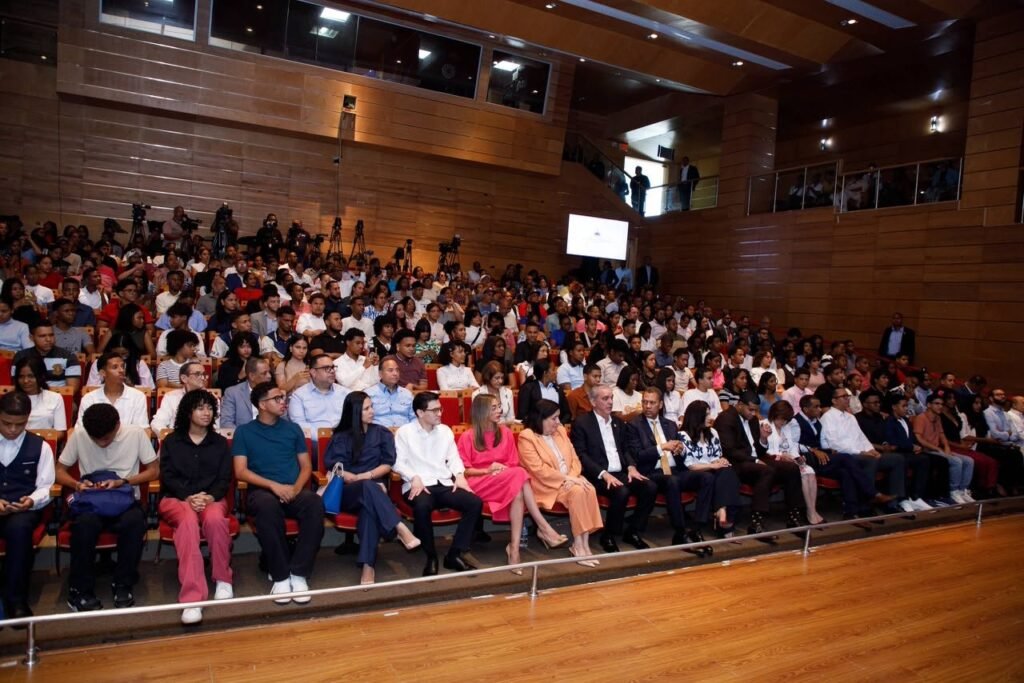 Presidente Abinader entrega reconocimientos del Indotel a más de 170 estudiantes destacados en el concurso “Buscamos el Talento del Futuro”