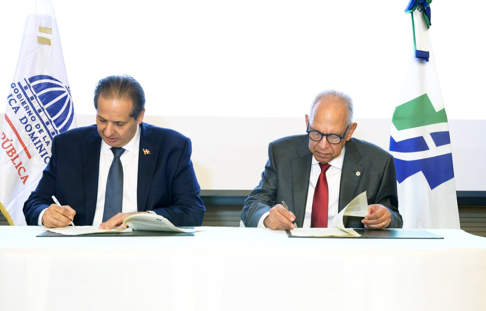 Ministerio de Salud y HOMS firman acuerdo para fortalecer la prevención, diagnóstico y tratamiento de las hepatitis virales