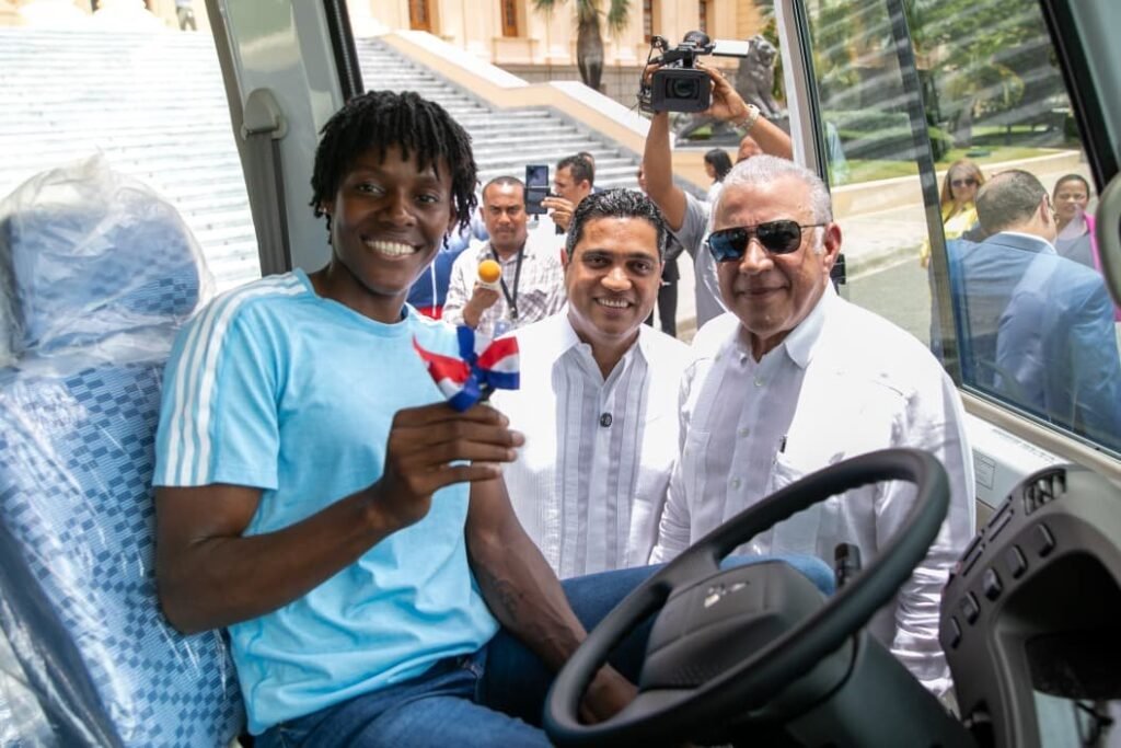 Gobierno entrega autobús a la Fundación Creando Sonrisas Eternas, presidida por la campeona olímpica Marileidy Paulino