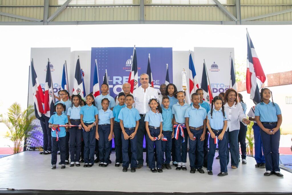 En atención a fortalecer el deporte y la formación integral de estudiantes, presidente Abinader inaugura techado en politécnico de San Juan