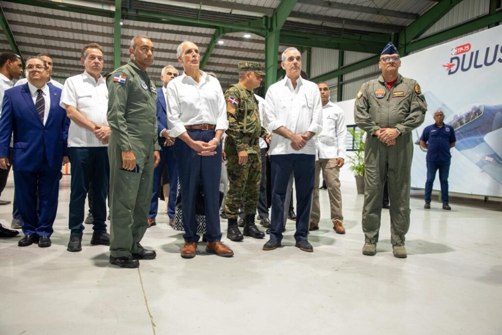 Presidente Abinader y su homólogo hondureño Nasry Asfura recorren Base Aérea de San Isidro y observan ensamblaje del avión TS-7 Dulus, parte de la industria militar dominicana