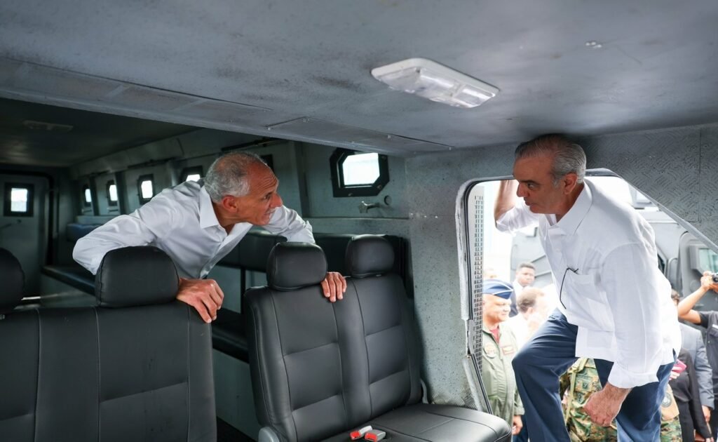 Presidente de Honduras expresa interés en adquirir aviones y vehículos blindados ensamblados en República Dominicana
