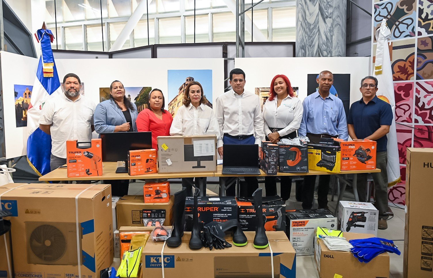 Ministro de Turismo David Collado entrega equipamiento a escuelas técnicas de Ciudad Colonial