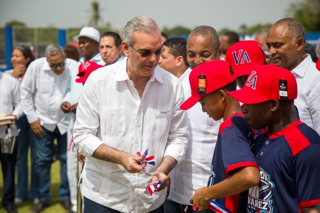 Presidente Luis Abinader inaugura campo de béisbol Nelson Mateo en Pizarrete, Peravia, tras 26 años de espera; impactará a unas 5,000 personas
