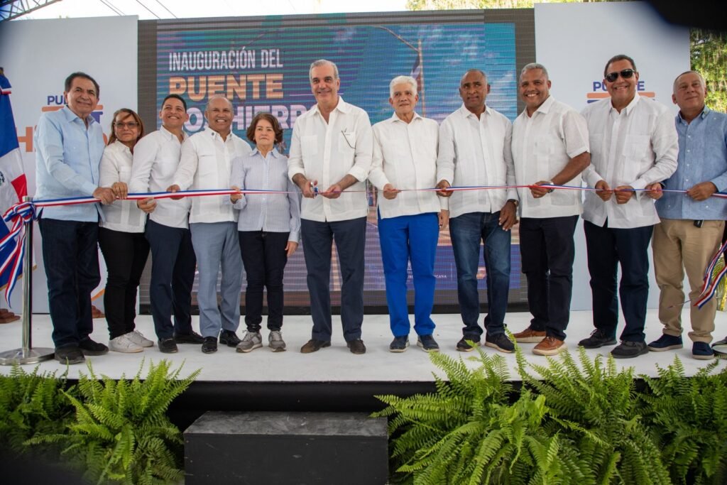 Tras más de 40 años de espera, presidente Luis Abinader inaugura puente Los Hierros en Baní, que conectará comunidades y fortalecerá producción agrícola
