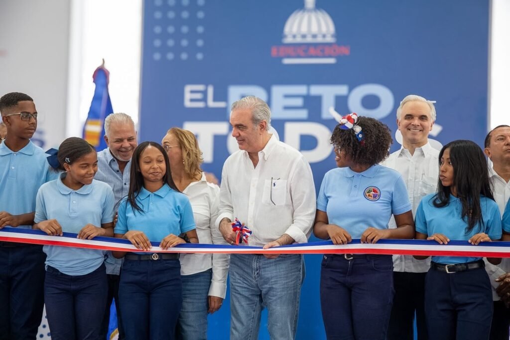 Presidente Luís Abinader inaugura techado de centro educativo en Cambita en beneficio de 700 estudiantes y toda la municipalidad