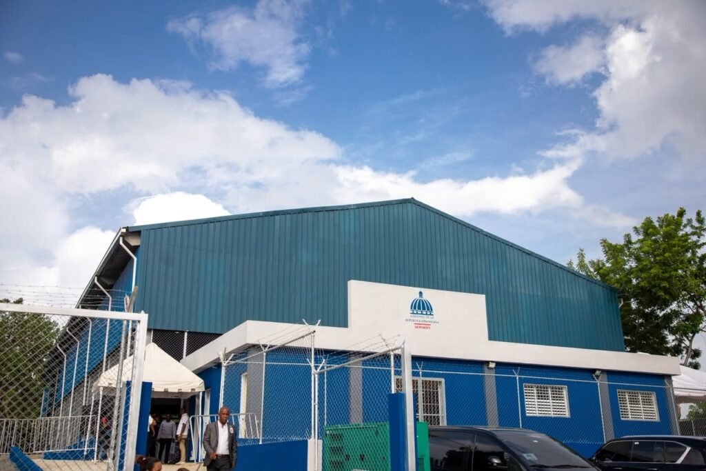Presidente Luis Abinader entrega moderno techado multiuso que impulsa el deporte y la recreación juvenil en Bajos de Haina Presidente Luis Abinader entrega moderno techado multiuso que impulsa el deporte y la recreación juvenil en Bajos de Haina