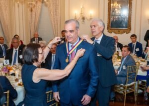 Presidente Luis Abinader es reconocido con la Insignia de Oro, el más alto honor de Americas Society por su liderazgo y el impacto de su gestión en la República Dominicana y el hemisferio