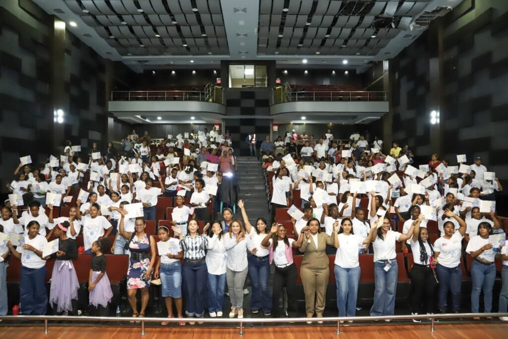 Supérate gradúa a 179 adolescentes de los Clubes de Chicas en Barahona
