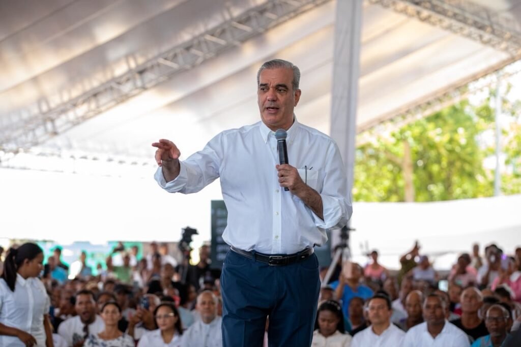Presidente Abinader entrega 1,750 títulos de propiedad en Los Alcarrizos que benefician a unas 7,000 personas