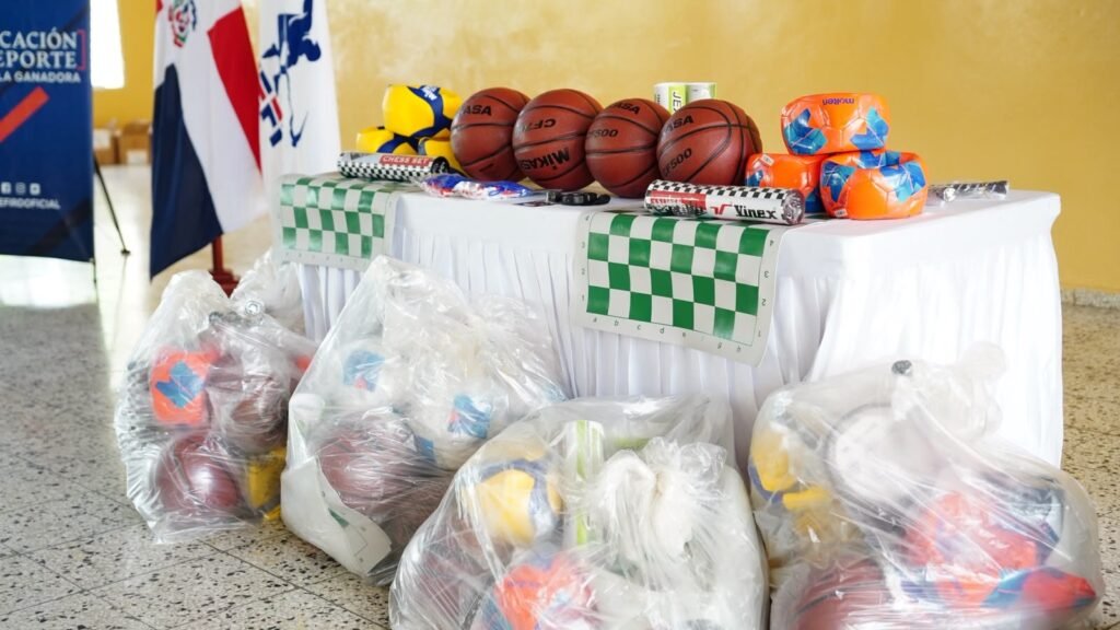 Inefi entrega utilería deportiva y reacondiciona canchas en 30 centros educativos del GSD y San Cristóbal