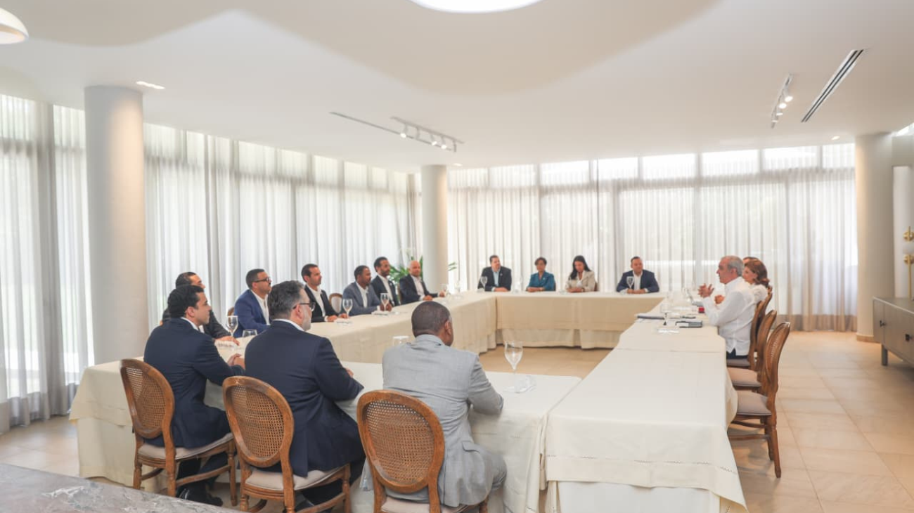 Presidente Luis Abinader, en su segundo día en Santiago, se reúne con Aprocovici, Amaprosan y Compromiso Santiago, además de otros importantes sectores