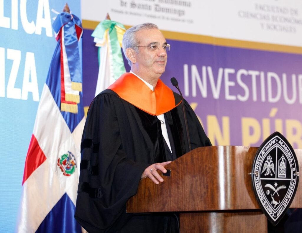 Presidente Abinader llama a 147 servidores públicos graduados a poner sus conocimientos al servicio de la ciudadanía y ejercer sus funciones con ética, transparencia y honestidad