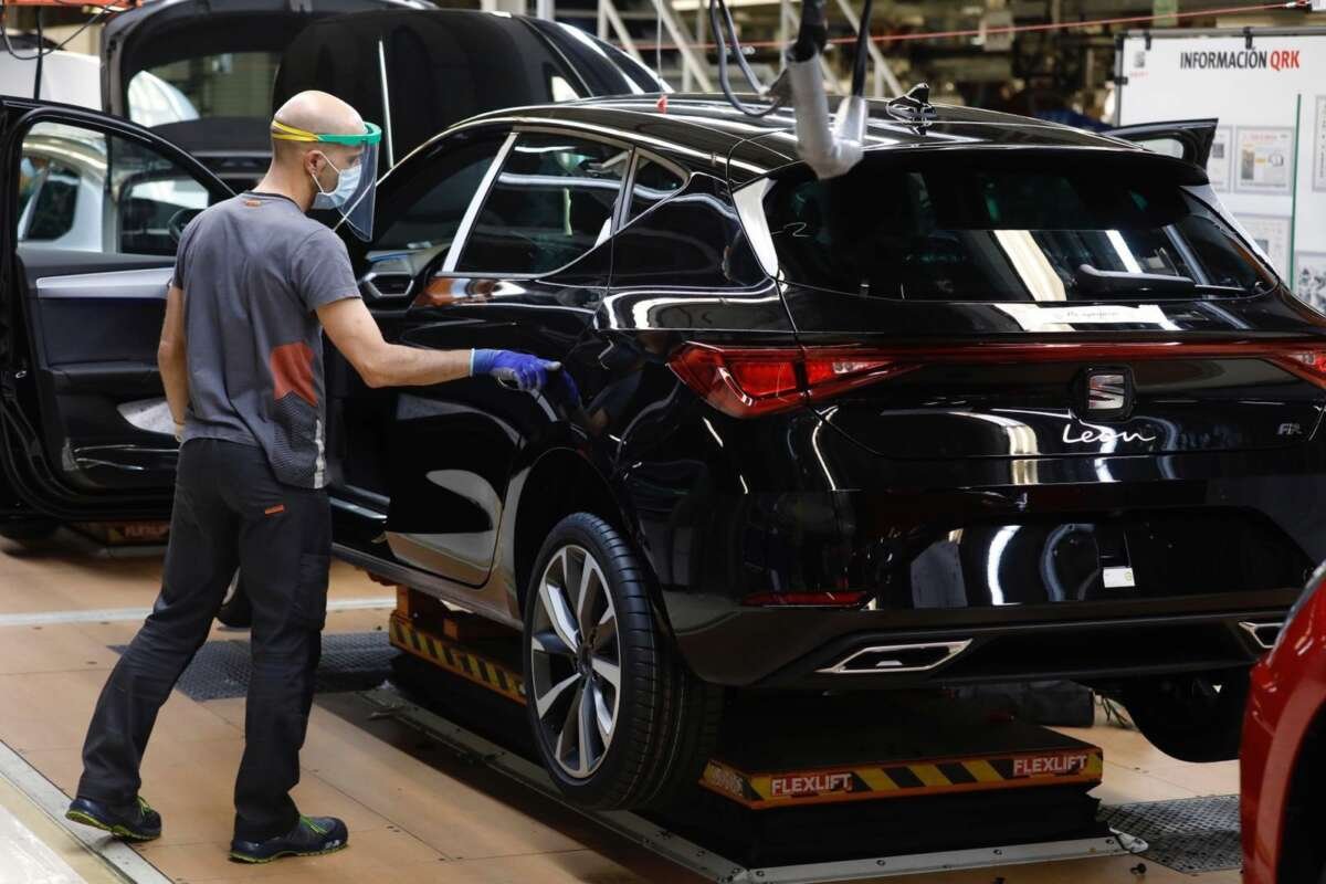 Un trabajador de la línea de producción del Seat León de la fábrica de Martorell (Barcelona) de Seat.