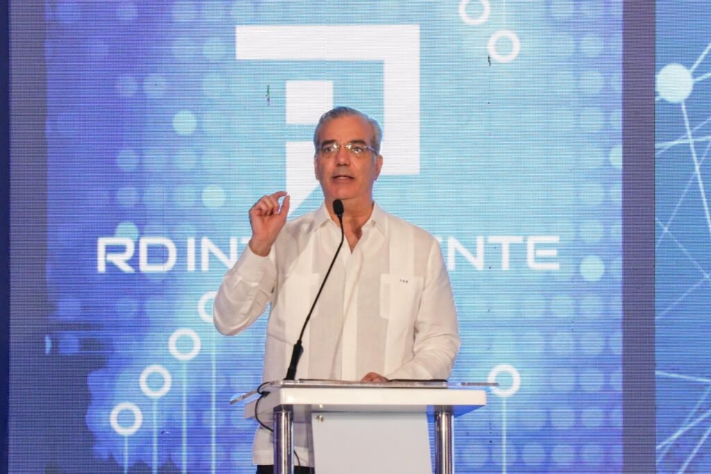 Presidente Luis Abinader lanza programa “RD Inteligente” para capacitar a un millón de dominicanos en inteligencia artificial de manera gratuita
