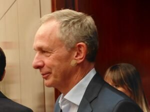 Enrique Lores, jefe de PayPal, el ejecutivo español mejor pagado: «Si no espabilamos nuestros hijos o nietos no tendrán nuestra calidad de vida» Enrique Lores, jefe de PayPal, el ejecutivo español mejor pagado: «Si no espabilamos nuestros hijos o nietos no tendrán nuestra calidad de vida»
