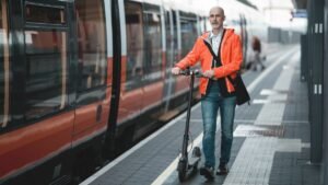 Renfe da marcha atrás y vuelve a permitir los patinetes eléctricos en sus trenes