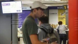 Pedro Saura presiona a Correos para vender más seguros de AXA: «La situación es crítica»
