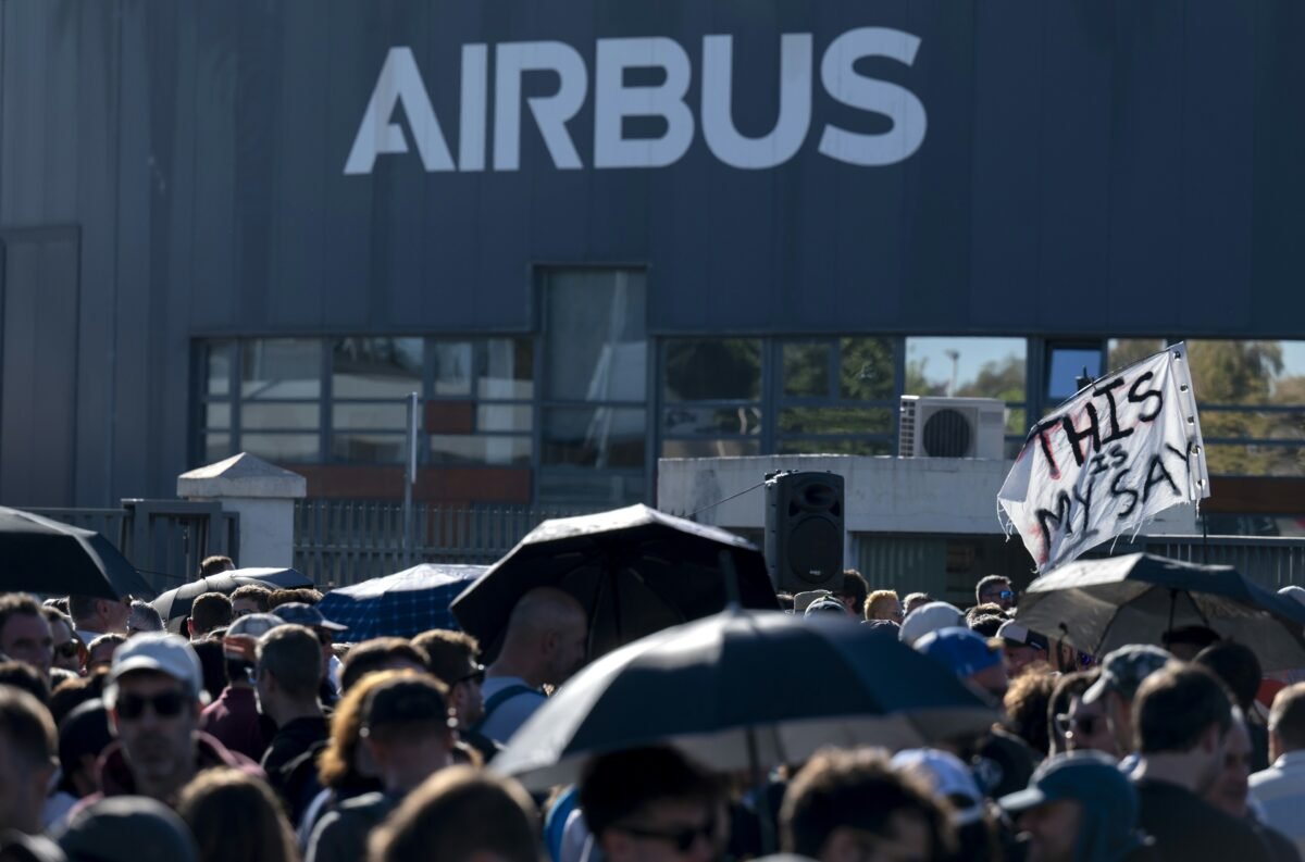 Varias personas durante la cuarta jornada de huelga indefinida de empleados de Airbus, a 28 de agosto de 2026, en Getafe, Madrid (España).
