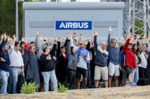 Varias personas durante la cuarta jornada de huelga indefinida de empleados de Airbus, a 28 de agosto de 2026, en Getafe, Madrid (España).