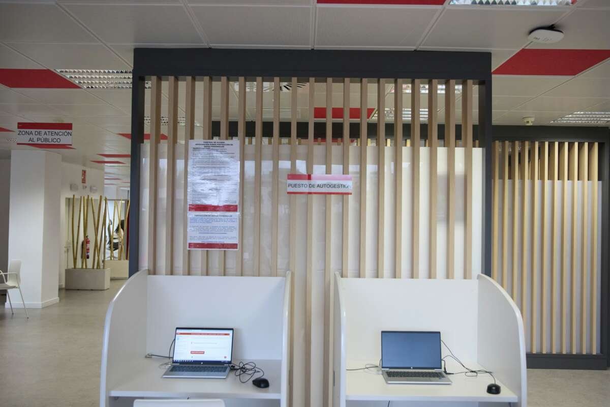 Archivo - Dos ordenadores en una oficina de empleo del SEPE del Barrio del Pilar, a 2 de abril de 2024, en Madrid (España).