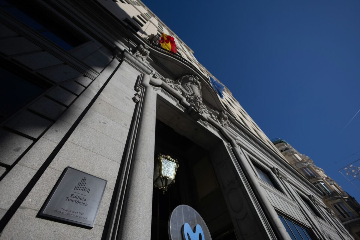 Archivo - Fachada del edificio de Telefónica en la Gran Vía, a 28 de noviembre de 2025, en Madrid (España). La afectación del expediente de regulación de empleo (ERE) para Telefónica de España, Telefónica Móviles, Telefónica Soluciones, Telefónica S.A., T