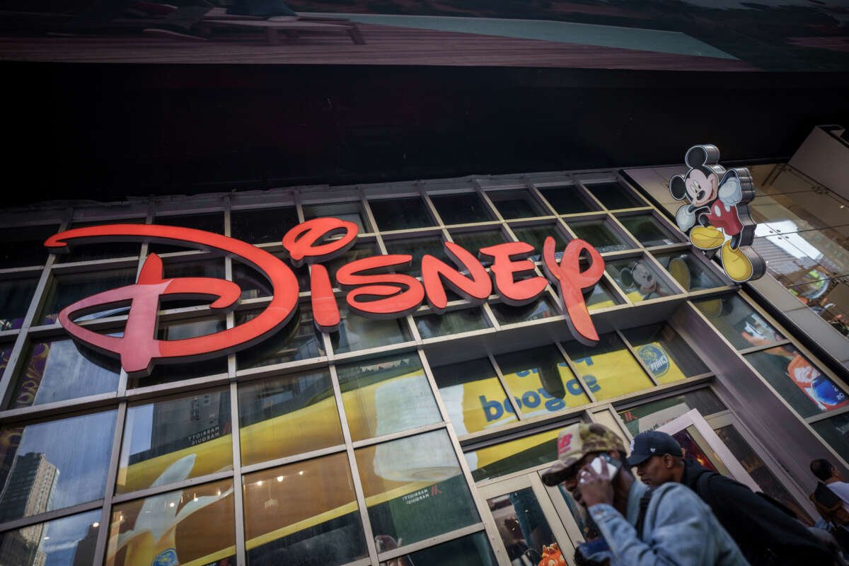 Archivo - Logo de Disney en Manhattan. Despidos.