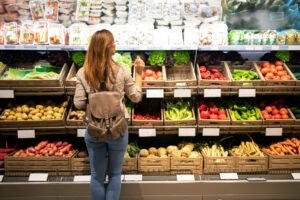 Mujer en un supermercado. Foto: Europa Press.